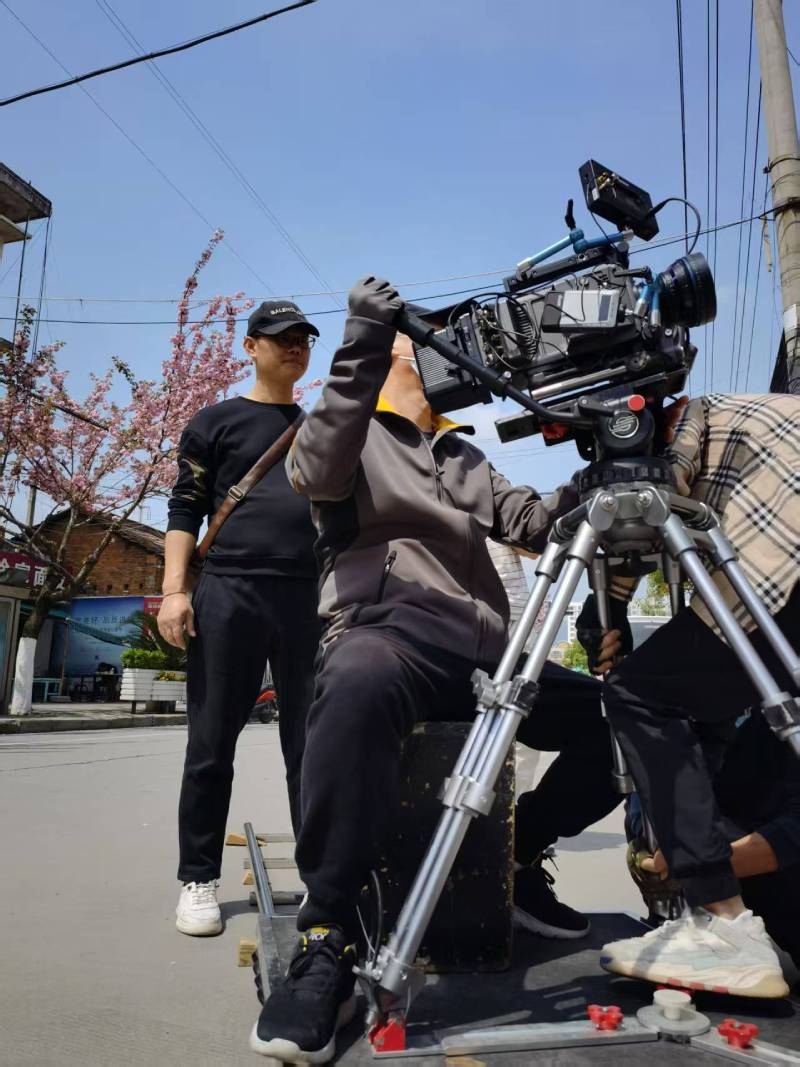 都兰县广告片拍摄：快消品牌爆款之选，网感内容适配社媒传播！